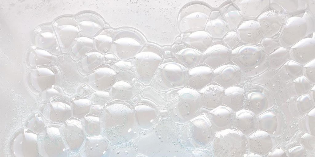 Närbild på bubblor som bildats av löddrande ansiktsrengöring