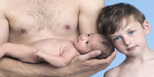 Pappa, bebis och son med torr hud använder La Roche-Posay för en välfuktad hud