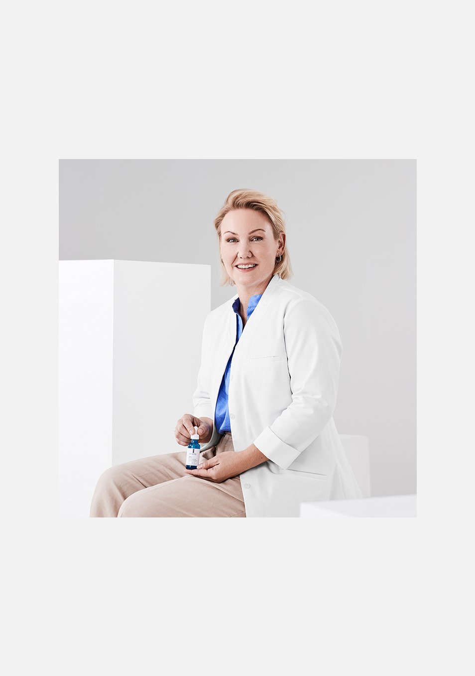https://www.laroche-posay.se/-/media/project/loreal/brand-sites/lrp/emea/nordics/simple-page/landing-page/flip-cards-carrousel/flip-card-images/flipcard-01-background-erika_954x1356.jpg