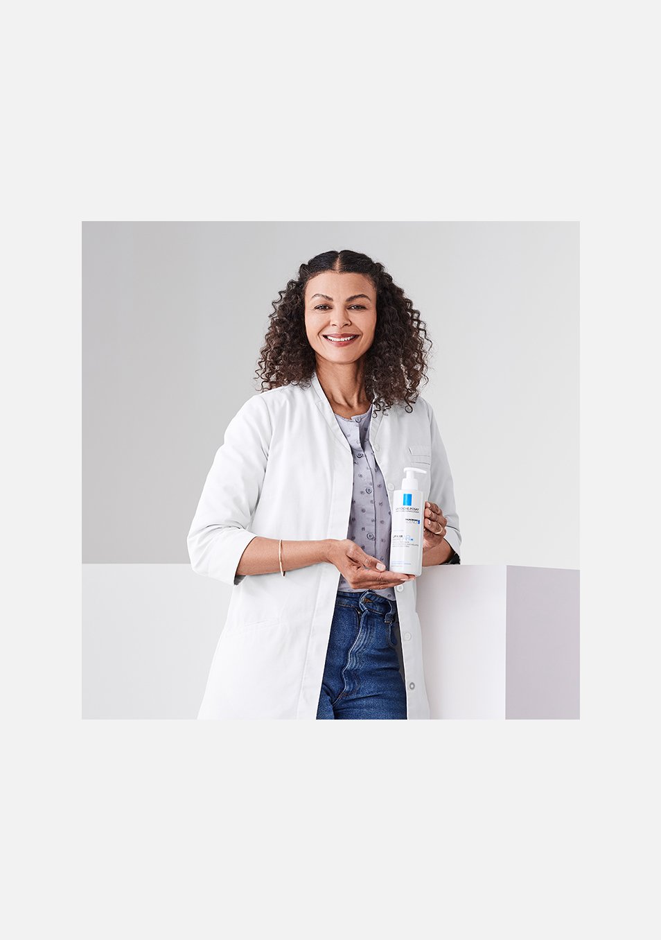https://www.laroche-posay.se/-/media/project/loreal/brand-sites/lrp/emea/nordics/simple-page/landing-page/flip-cards-carrousel/flip-card-images/flipcard-02-background-mariam_954x1356.jpg