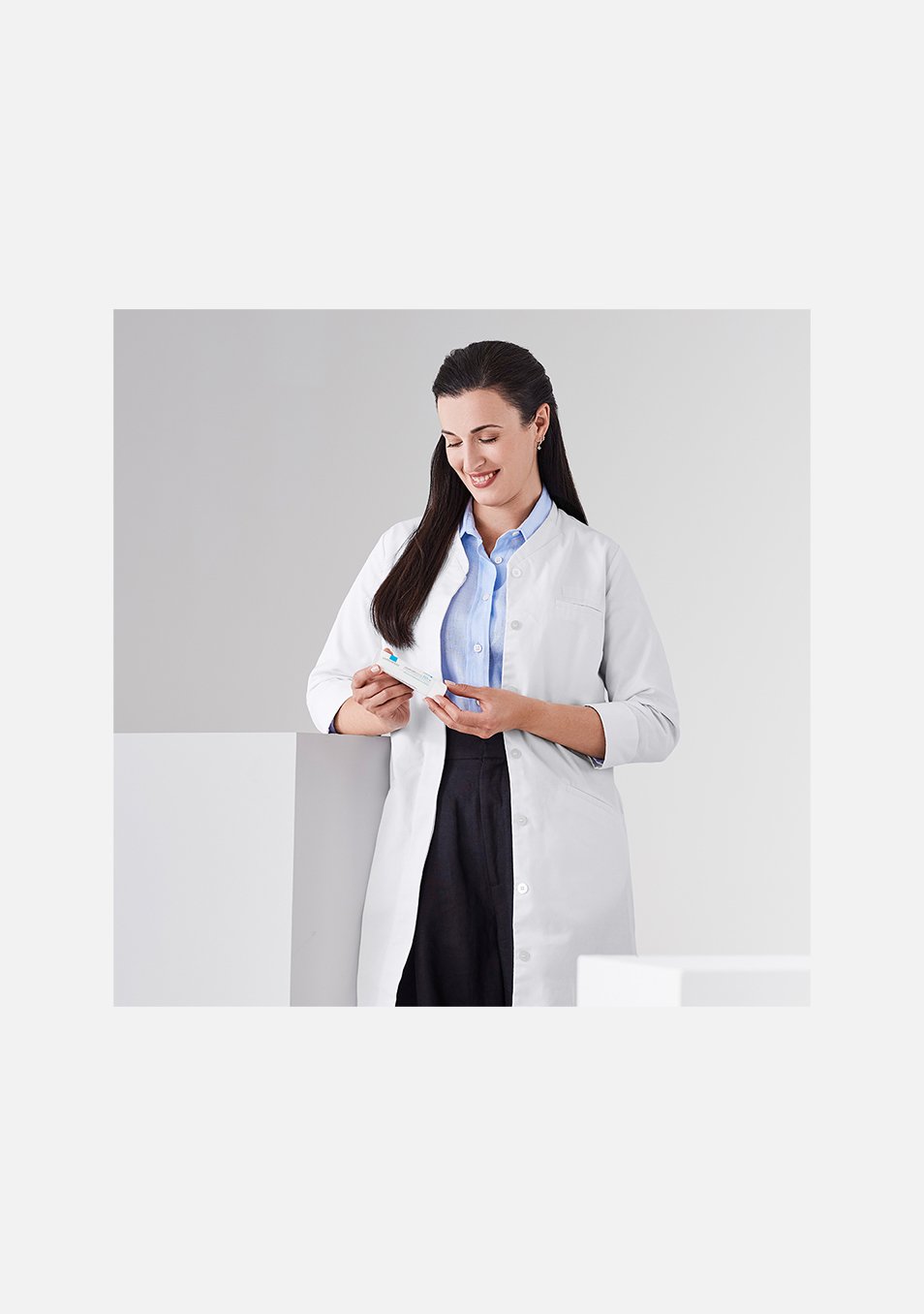 https://www.laroche-posay.se/-/media/project/loreal/brand-sites/lrp/emea/nordics/simple-page/landing-page/flip-cards-carrousel/flip-card-images/flipcard-03-background-arna_954x1356.jpg